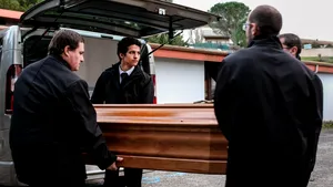 Înmormântari pe datorie din cauza crizei COVID 19. Ajutoarele de la stat ajung chiar şi după câteva luni de la depunerea actelor