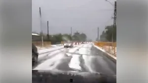 Grindină de mari dimensiuni în Dolj, străzile au devenit albe. VIDEO