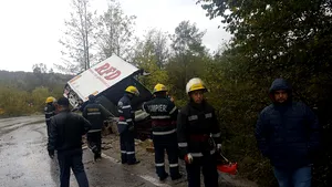 Traficul feroviar a fost blocat între Dâmboviţa şi Prahova, după ce un TIR a căzut pe calea ferată/ Circulaţia feroviară a fost reluată | FOTO 