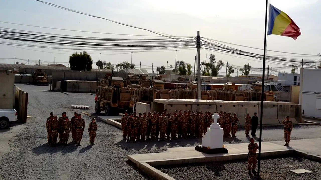 Românii, chemaţi duminică seara să aprindă o lumânare în memoria militarilor căzuţi la datorie. În Afganistan, tricolorul a fost coborât în bernă - FOTO