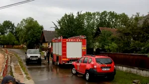 Zeci de curţi şi subsoluri inundate în urma precipitaţiilor abundente în judeţul Cluj