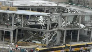 Oradea: Trei răniţi şi un mort după prăbuşirea unei porţiuni dintr-o construcţie (Video)