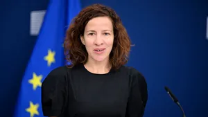 Bruxelles-ul adoptă noile reguli privind certificatele de emisii. Roxana Mînzatu: „Europa se poate decarboniza fără să-și închidă fabricile”. Ce beneficii are România