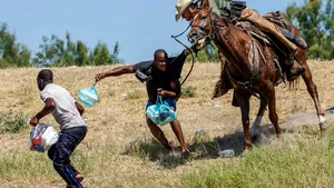 VIDEO Poliţişti texani călare pe cai i-au alungat cu lasoul pe imigranţii haitieni