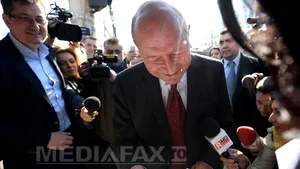 Băsescu a semnat petiţia Partidului Mişcarea Populară pentru respingerea taxei suplimentare la carburant - FOTO