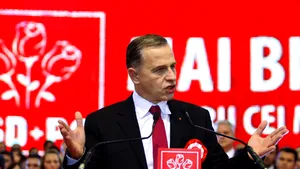 FOCUS: Mircea Geoană a plecat spre Piaţa Victoriei, dintr-un congres tapetat cu roşu strepezit