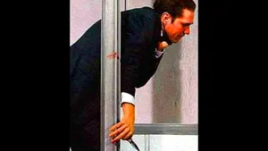 Ficţiune devenită realitate: Un actor şi-a tăiat gâtul în timpul unei piese de teatru, după ce cuţitul din recuzită s-a dovedit a fi real