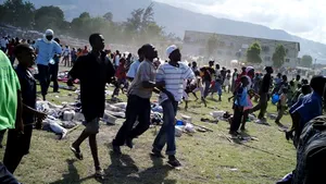 Busculadă în capitala haitiană în timpul distribuirii de alimente de către armata americană
