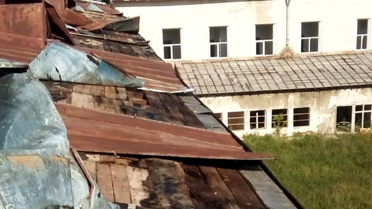 Primul centru de recuperare a veteranilor şi militarilor răniţi, puternic afectat de ploi: Acoperişul clădirii a fost smuls, iar interiorul inundat | FOTO