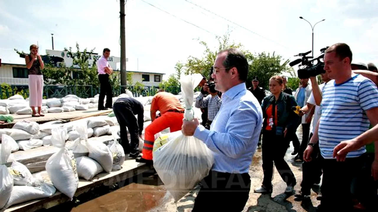 Emil Boc a fost huiduit la Galaţi de voluntarii care lucrau la dig - VIDEO, FOTO