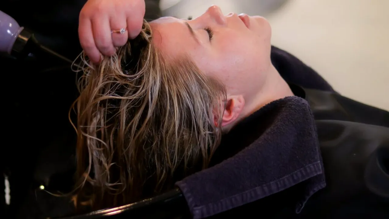 Merită să cumpărăm șampoane scumpe? Ce spun experții