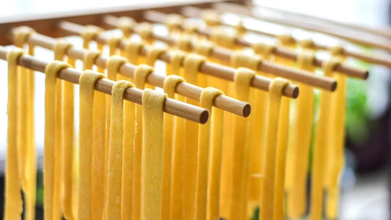 Secretul pastelor italiene făcute în jurul unui băț de lemn. Rețeta din Abruzzo păstrată până astăzi