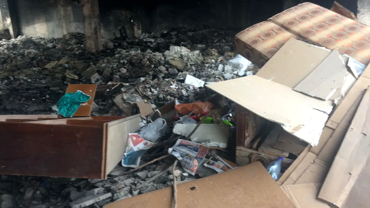FOTO: A treia zi de incendiu în clădirea plină de gunoaie din Sectorul 1 al Capitalei
