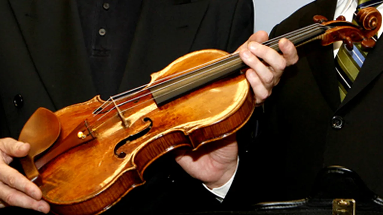 Bărbat din Huşi, prins în flagrant când încerca să vândă o vioară Stradivarius