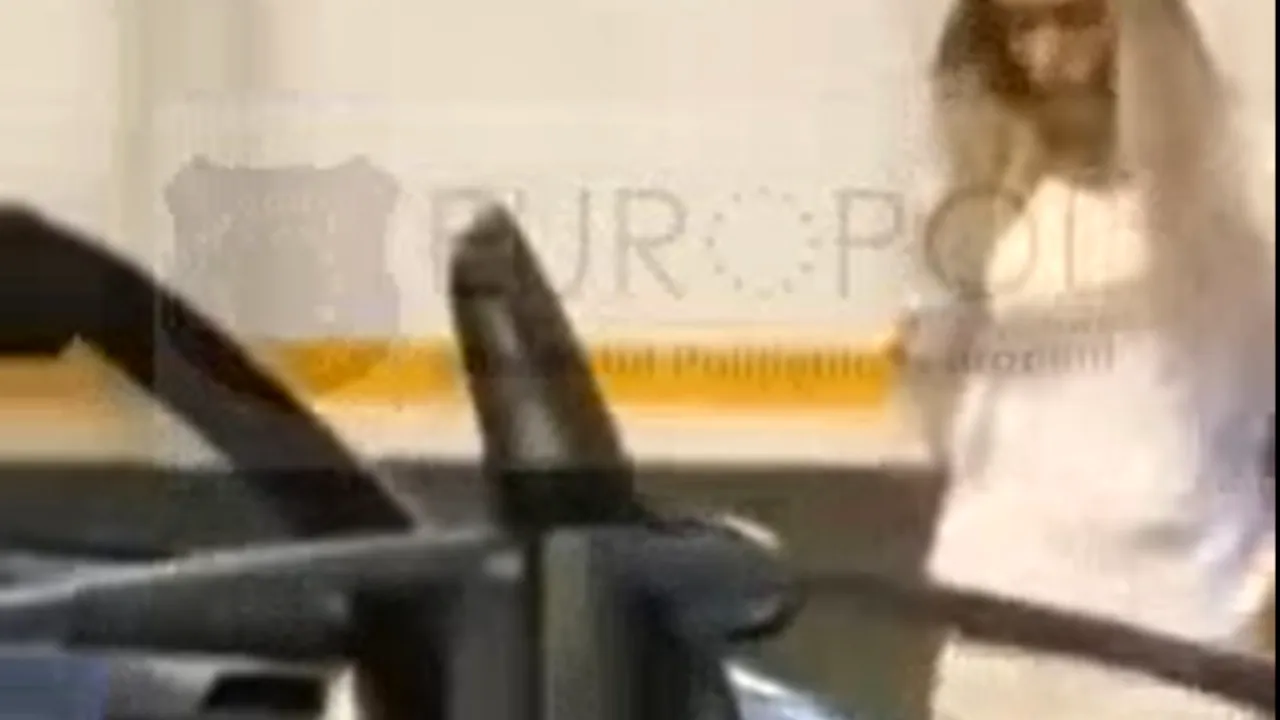 VIDEO Noi imagini cu incidentul din Capitală, când un şofer a fost atacat în trafic de doi tineri violenţi. Femeia iese din maşină cu o macetă