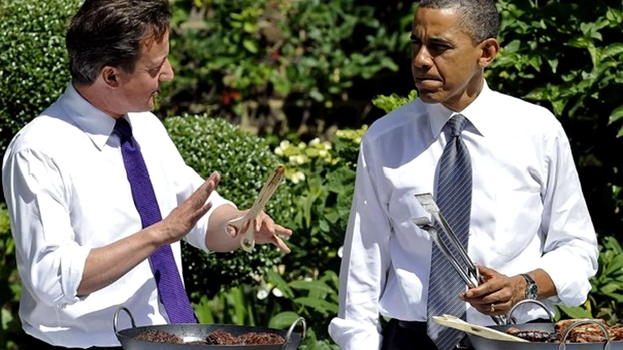 Obama şi Cameron servind cârnaţi militarilor la o petrecere cu grătar - GALERIE FOTO, VIDEO