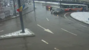 VIDEO. Şicanare în trafic, încheiată cu o bătaie în toată regula într-un sens giratoriu din Vaslui