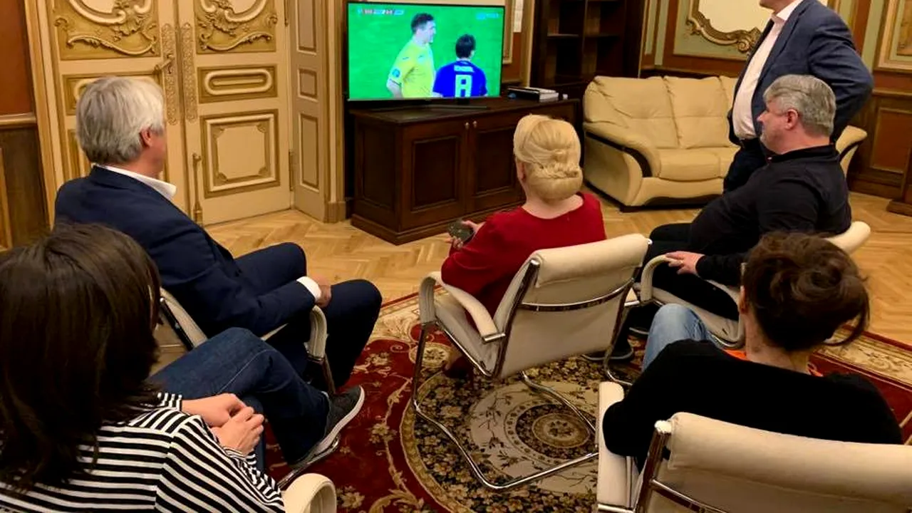 Fotografia publicată de Viorica Dăncilă în timpul meciului cu Suedia. Reacţiile declanşate pe Facebook