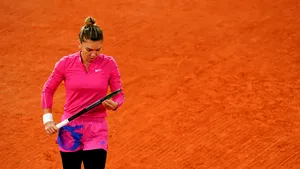 Surpriză majoră la Roland Garros. Simona Halep, eliminată de revelaţia turneului, Iga Swiate
