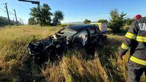 Accident grav la o trecere la nivel cu calea ferată. Un tren de persoane a lovit un autoturism, iar șoferul este resuscitat