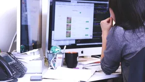 Inteligența artificială complică sarcinile angajaților în loc să le ușureze viața