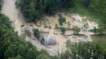 SOCIAL Inundații în mai multe localități din județul Dâmbovița. Pompierii încearcă să scoată apa din curțile localnicilor