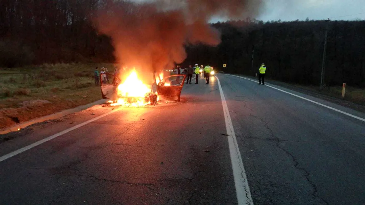 Maşină cuprinsă de flăcări pe DN 1, între Braşov şi Făgăraş. Circulaţia rutieră, îngreunată. FOTO, VIDEO