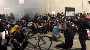 Poliţiştii din Carolina de Nord, anchetaţi după ce au folosit gaze chimice împotriva protestatarilor paşnici

