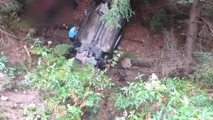 Maşină răsturnată într-o prăpastie din Munţii Apuseni: Jandarmii montani au salvat o familie cu un copil | FOTO