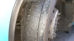 Dezastru pe străzile din Capitală, după decizia Primăriei. Anvelopele autobuzelor care circulă pe linia de tramvai, pline de mastic FOTO