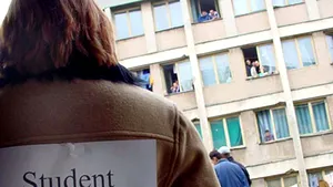 Aproximativ 300 de studenţi au pichetat sediul Ministerului Educaţiei