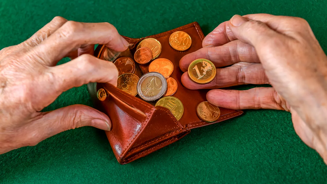Au scăpat „basma curată”. O bătrână s-a împăcat cu hoţii, după ce i-au furat 8.000 de lei din casă