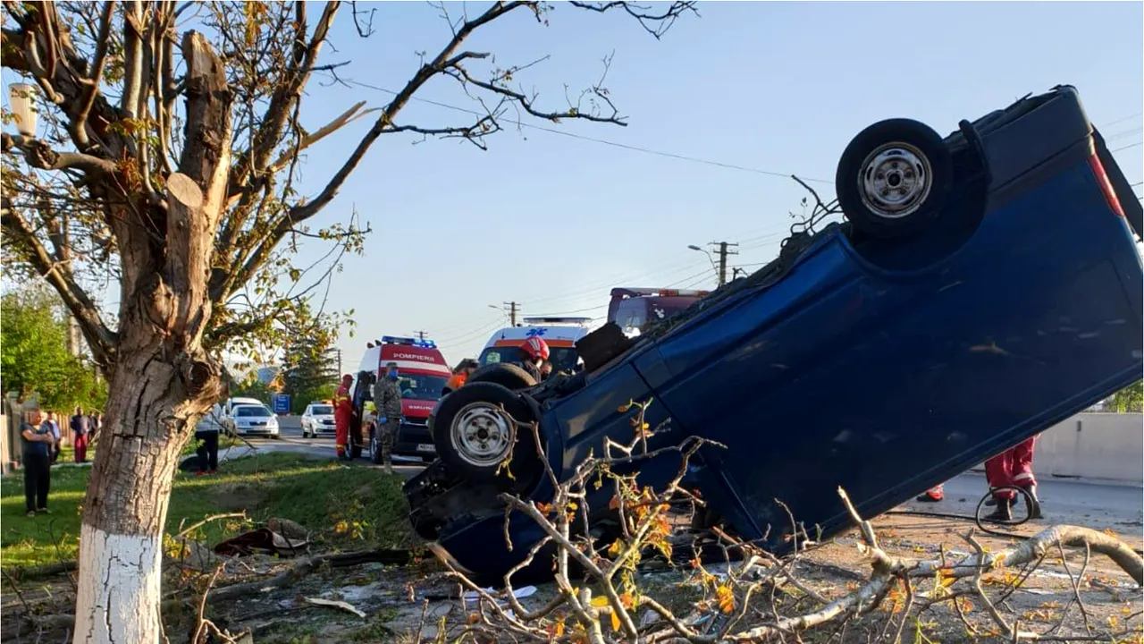 Un mort şi doi răniţi, după ce o maşină s-a răsturnat pe DN1. Traficul este restricţionat