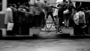 BBC publică o serie de fotografii realizate de un român în perioada lui Ceauşescu: 