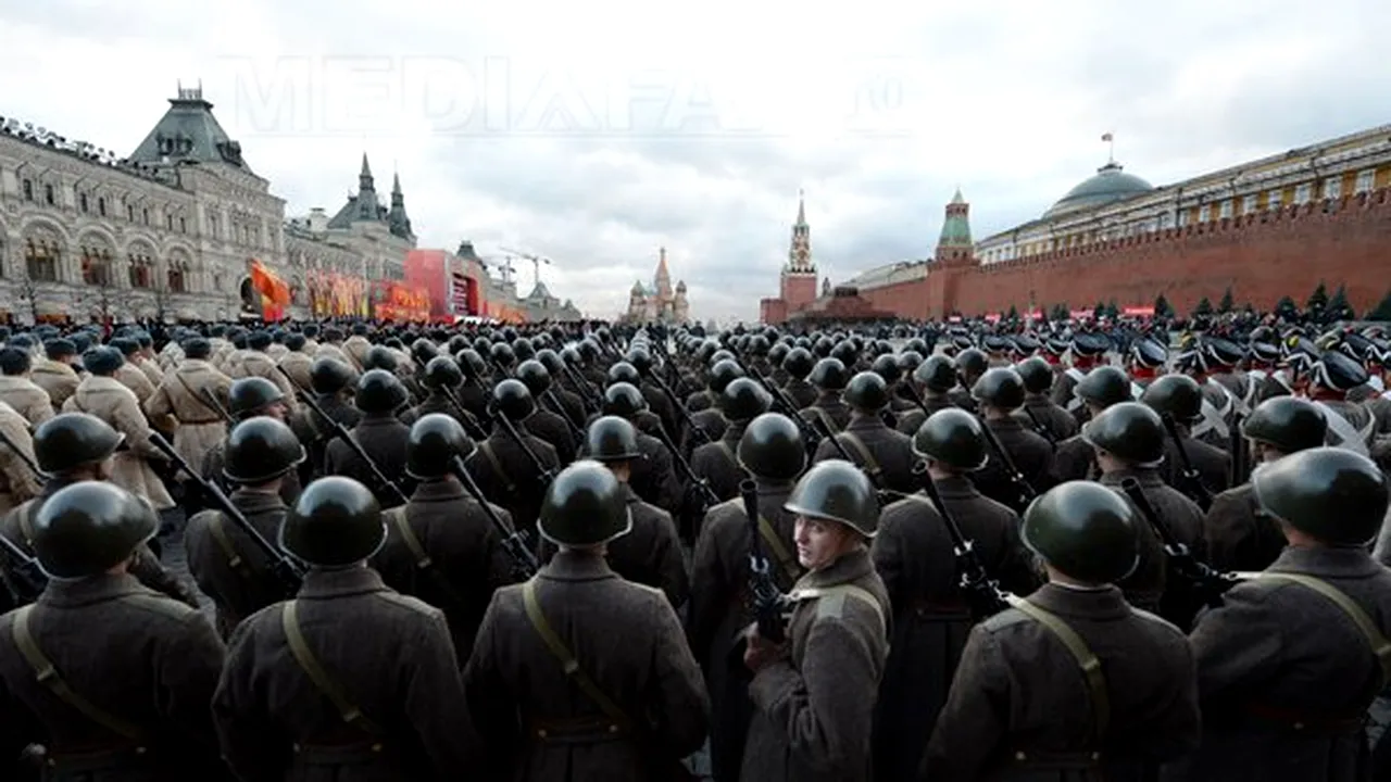 IMAGINI IMPRESIONANTE: Paradă istorică în Piaţa Roşie din Moscova. Marşul împotriva naziştilor, recreat de peste 6.000 de soldaţi - GALERIE FOTO