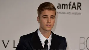 Bieber a căzut din nou în timpul unui concert, pe o scenă din Florida - VIDEO