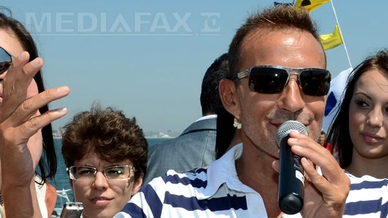 Radu Mazăre a defilat în Mamaia, pe un car alegoric, costumat în spartan 