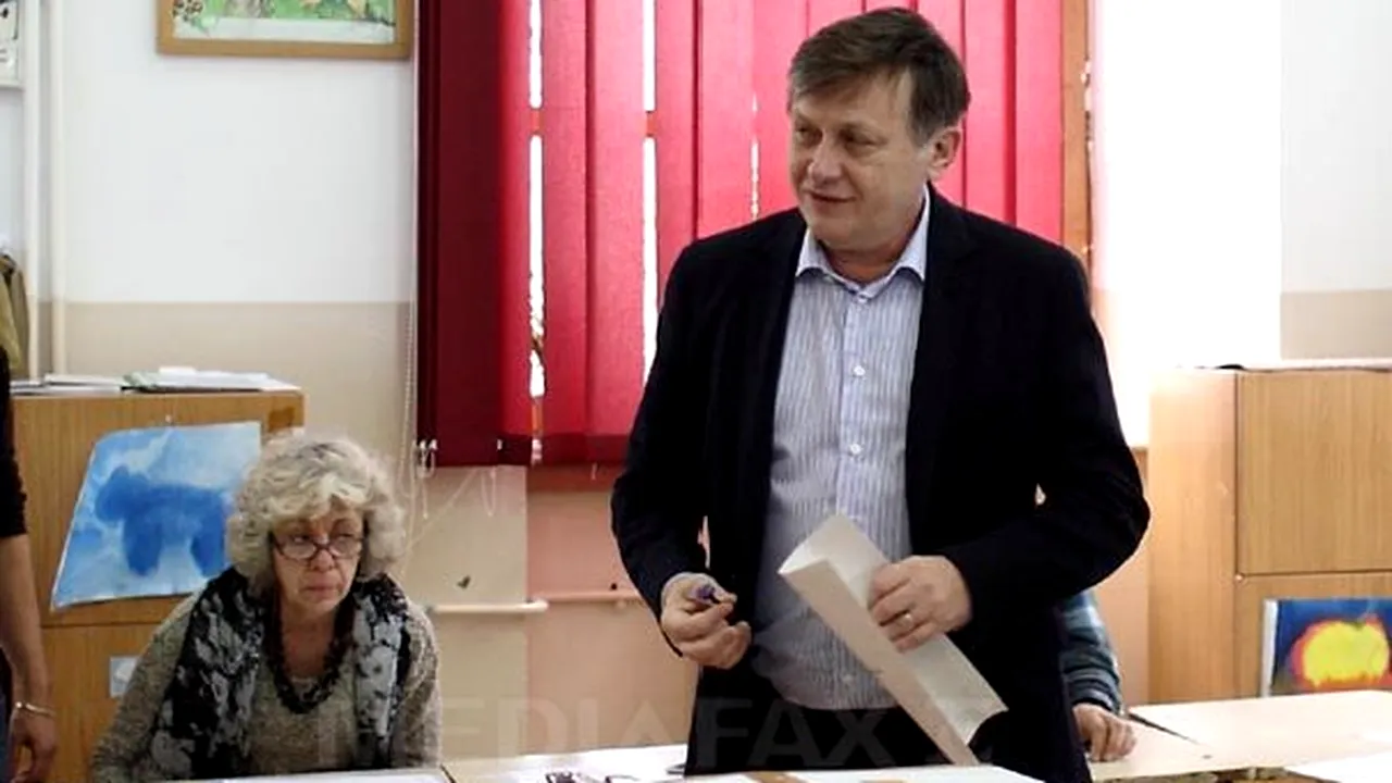 ALEGERI PREZIDENŢIALE, turul II - Antonescu a votat cu aproape o oră mai devreme decât momentul anunţat de PNL