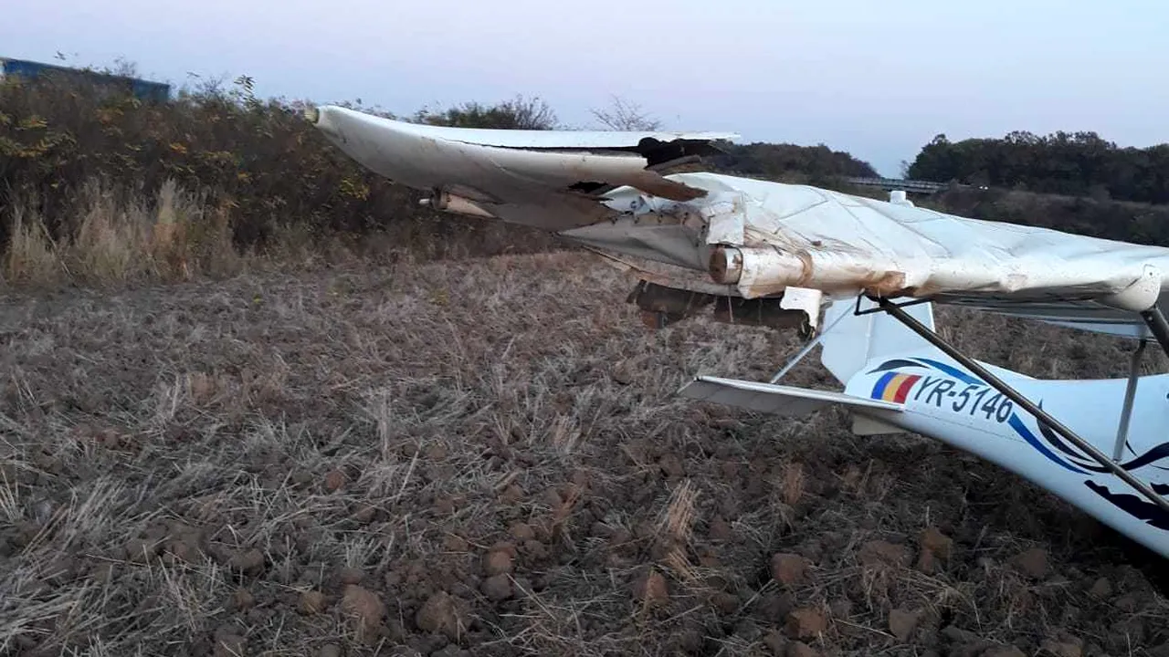 Aterizare forţată în apropiere de A1, pe câmp, a unui avion de mici dimensiuni - FOTO