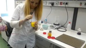 FOTO Cluj: Drajeuri din pudră de turmeric şi afine, cu efect anticancerigen, inventate de o studentă