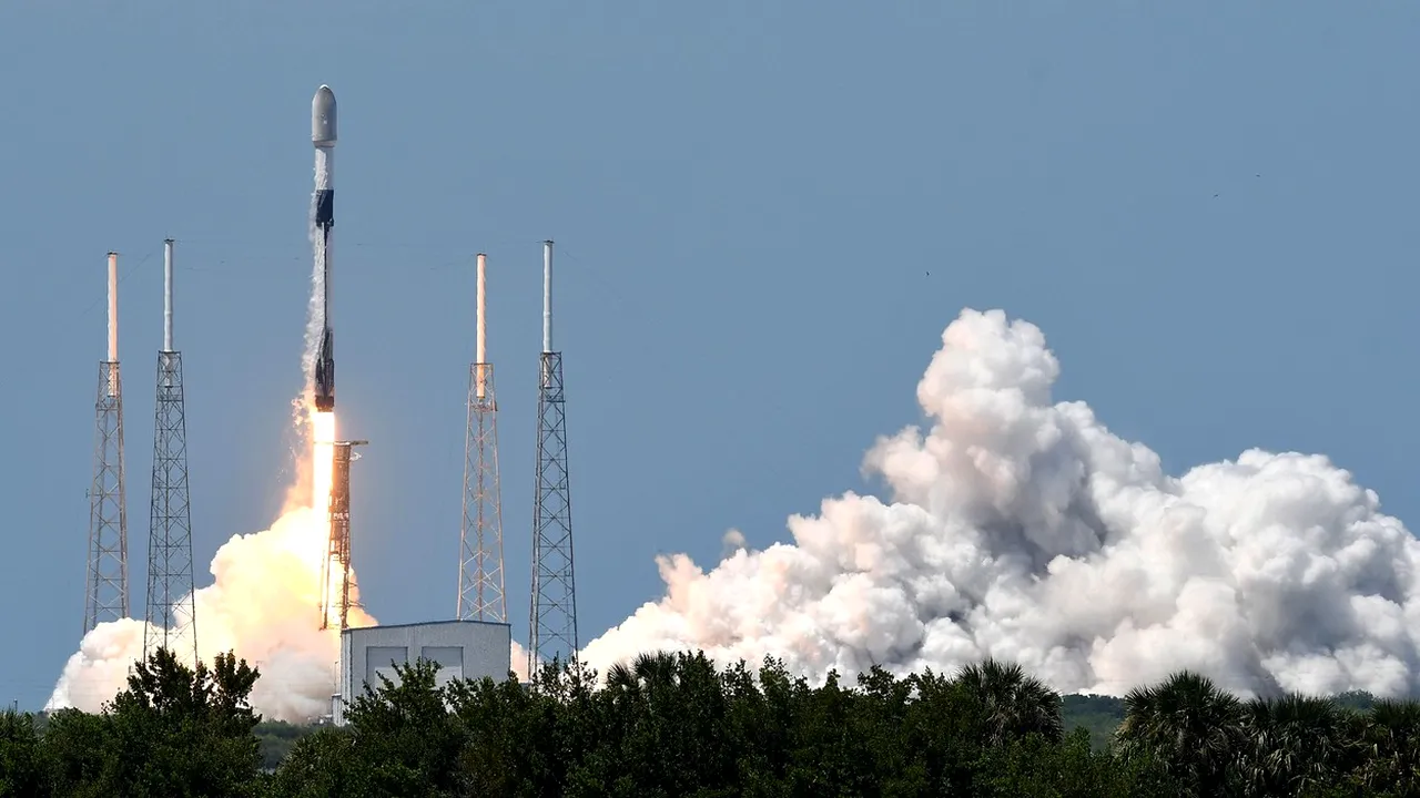 VIDEO SpaceX. Elon Musk îşi continuă planul: Zeci de sateliţi Starlink, lansaţi pe orbită 