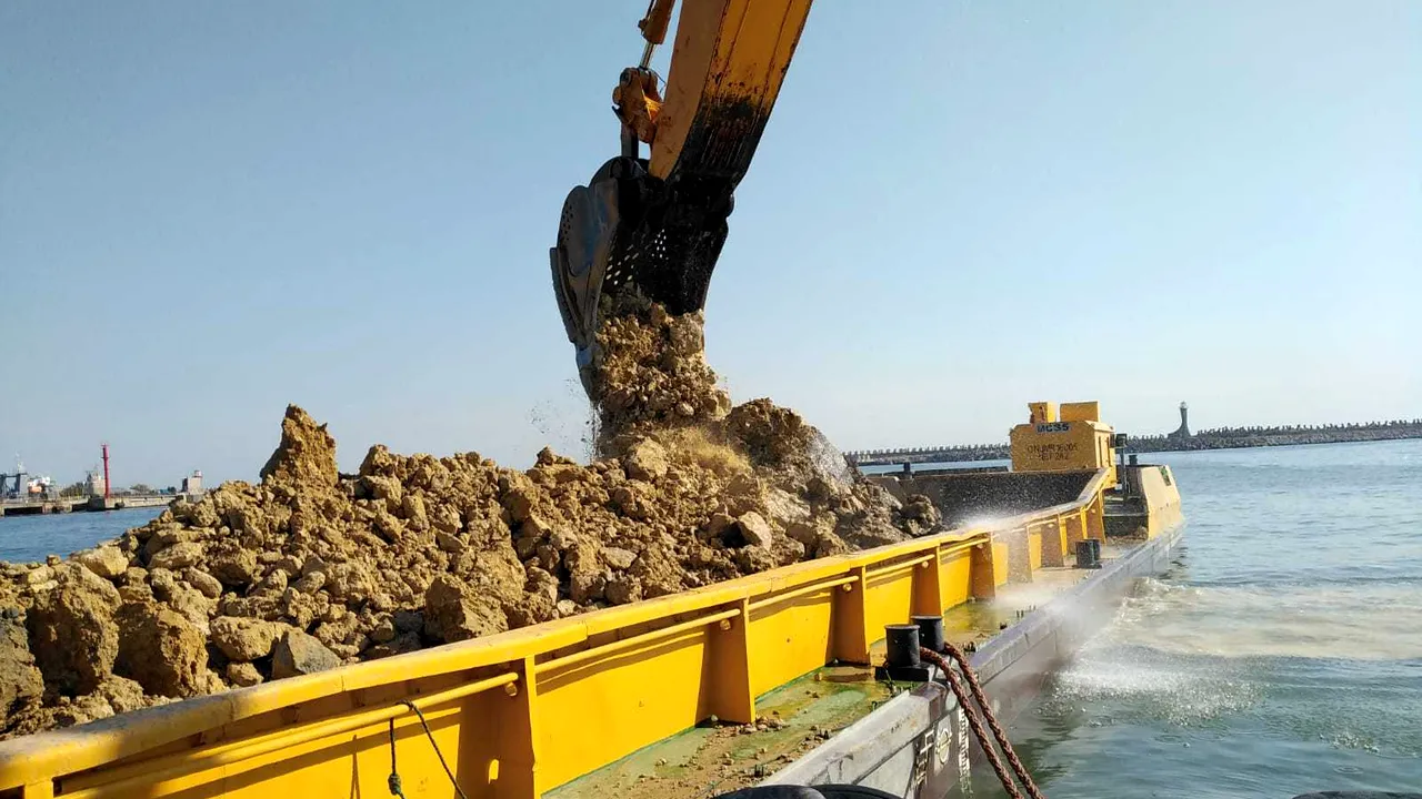 O navă hidrograf în valoare de 1 milion de euro va monitoriza lucrările de dragaj din Portul Constanţa