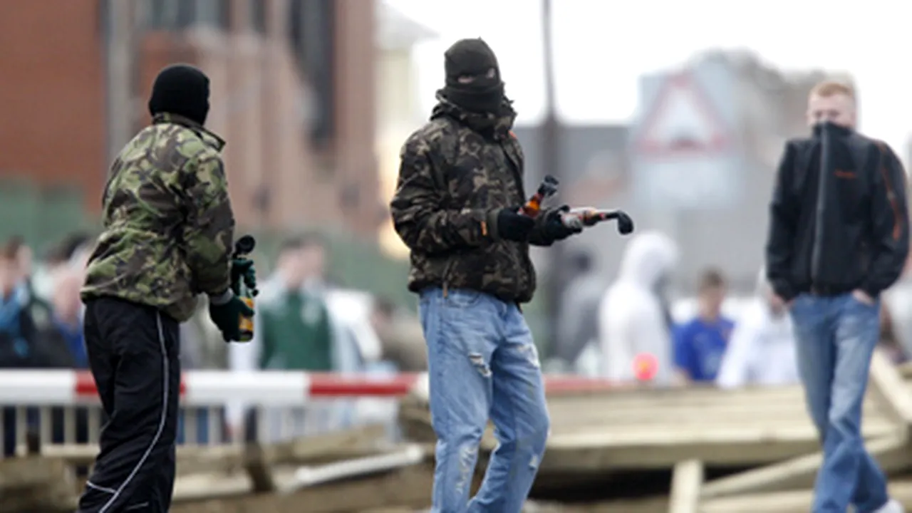Poliţişti atacaţi cu pietre şi cocteiluri Molotov în Irlanda de Nord