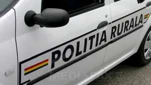 Anchetă după ce un tânăr a fost filmat schimbând roata unei maşini de Poliţie cu poliţiştii alături