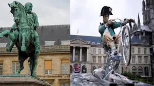 I-au luat caii de la bicicletă. Pe soclul statuii lui Napoleon a fost expusă o creaţie care-l înfăţişează pe împărat în rol de livrator. „Are clasă”
