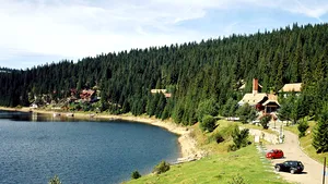 Tânărul care a scăpat la Fântânele s-a agăţat de un buştean ce plutea pe lac
