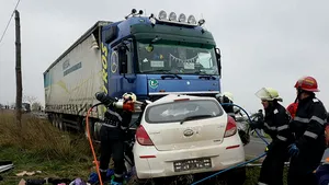 ACCIDENT grav în Timiş: Trei persoane, între care un copil, au murit după ce maşina în care se aflau a intrat într-un TIR | FOTO