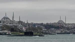 Submarinul rus Rostov-pe-Don părăseşte Bosforul spre Marea Neagră. Posibilă încălcare a Convenţiei de la Montreux

