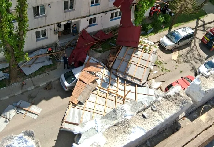 FOTO&VIDEO Vântul face ravagii în Moldova. Doi oameni au fost loviți de copaci și elemente de acoperiș