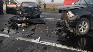 FOTO | Depăşire periculoasă. Patru persoane rănite, dintre care una în stare gravă, după ce două maşini s-au ciocnit în Vrancea  